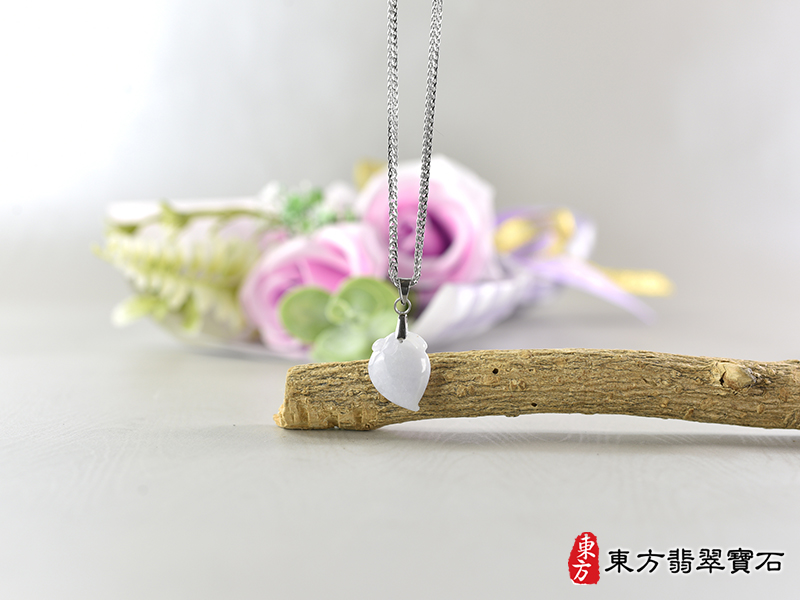 意境翡翠壽桃項鍊玉珮（福壽雙全：壽桃牌A貨翡翠壽桃玉珮、緬甸玉壽桃玉墜）白色帶點淺紫色糯種壽桃，FW398。訂做各種翡翠壽桃吊墜玉珮項鍊。★附A貨翡翠雙證書
