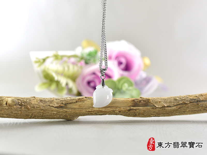 意境翡翠壽桃項鍊玉珮（福壽雙全：壽桃牌A貨翡翠壽桃玉珮、緬甸玉壽桃玉墜）白色帶點淺紫色冰糯種壽桃，FW400。訂做各種翡翠壽桃吊墜玉珮項鍊。★附A貨翡翠雙證書