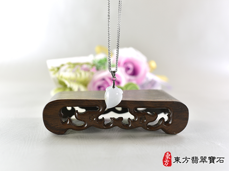 意境翡翠壽桃項鍊玉珮（福壽雙全：壽桃牌A貨翡翠壽桃玉珮、緬甸玉壽桃玉墜）白色帶點淺紫色細糯種壽桃，FW401。訂做各種翡翠壽桃吊墜玉珮項鍊。★附A貨翡翠雙證書