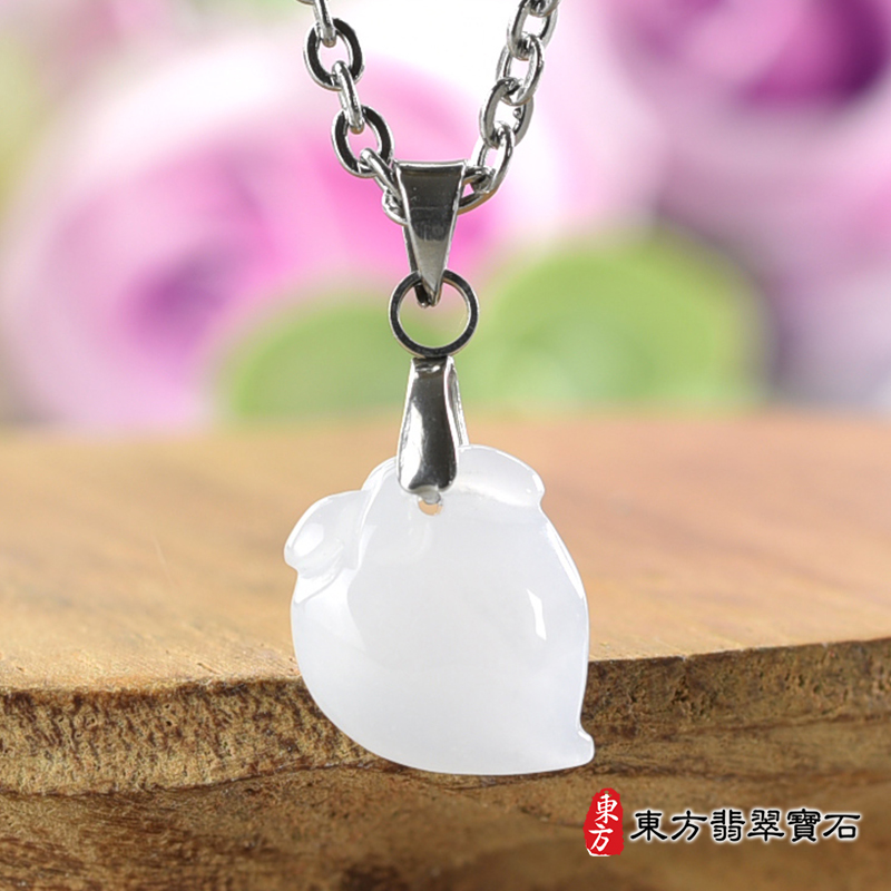 翡翠壽桃項鍊玉珮（福壽雙全：壽桃牌A貨翡翠壽桃玉珮、緬甸玉壽桃玉墜）白色帶點淺紫色細糯種壽桃，FW403。訂做各種翡翠壽桃吊墜玉珮項鍊。★附A貨翡翠雙證書
