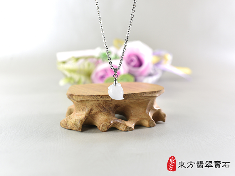 意境翡翠壽桃項鍊玉珮（福壽雙全：壽桃牌A貨翡翠壽桃玉珮、緬甸玉壽桃玉墜）白色帶點淺紫色細糯種壽桃，FW403。訂做各種翡翠壽桃吊墜玉珮項鍊。★附A貨翡翠雙證書