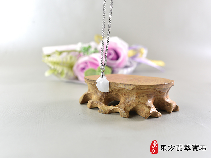 意境翡翠壽桃項鍊玉珮（福壽雙全：壽桃牌A貨翡翠壽桃玉珮、緬甸玉壽桃玉墜）白色帶點淺紫色細糯種壽桃，FW404。種翡翠壽桃吊墜玉珮項鍊。★附A貨翡翠雙證書