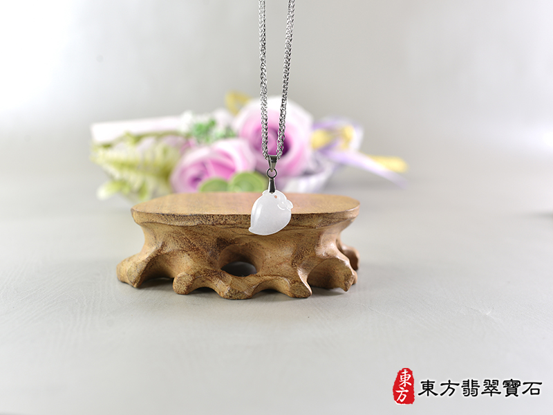意境翡翠壽桃項鍊玉珮（福壽雙全：壽桃牌A貨翡翠壽桃玉珮、緬甸玉壽桃玉墜）白色帶點淺紫色細糯種壽桃，FW405。糯種翡翠壽桃吊墜玉珮項鍊。★附A貨翡翠雙證書