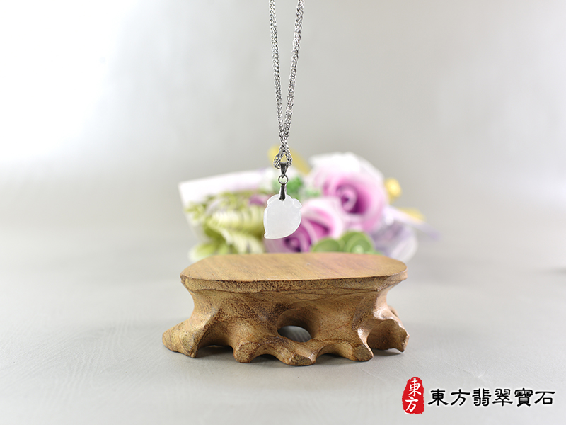 意境翡翠壽桃項鍊玉珮（福壽雙全：壽桃牌A貨翡翠壽桃玉珮、緬甸玉壽桃玉墜）白色帶點淺紫色微冰糯種壽桃，FW406。糯種翡翠壽桃吊墜玉珮項鍊。★附A貨翡翠雙證書