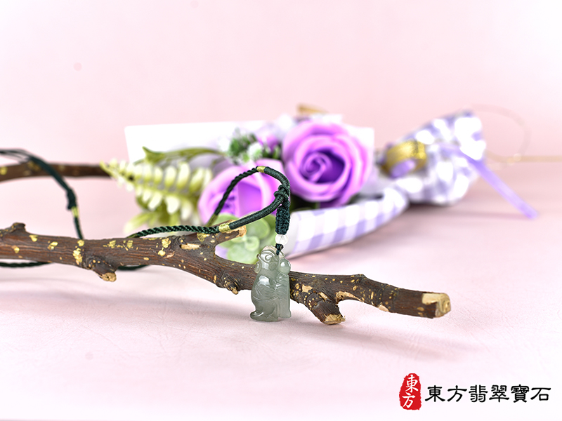 意境翡翠貓頭鷹項鍊玉珮（翡翠貓頭鷹玉珮、翡翠貓頭鷹玉墜）。綠色糯種翡翠貓頭鷹，BB004。客製化訂做各種翡翠貓頭鷹吊墜玉珮項鍊。★附東方翡翠寶石保證卡