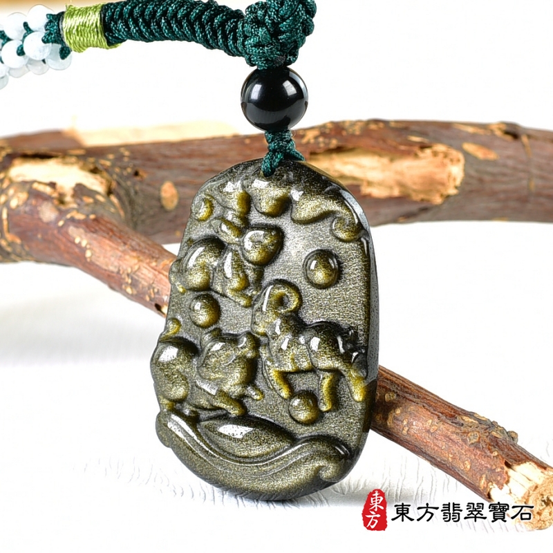 右側-金曜石生肖兔、羊、豬三合貴人項鍊玉珮（生肖屬兔、羊、豬，最適合配戴三合貴人項鍊，兔、羊、豬：金曜石生肖兔、羊、豬玉珮、金曜石生肖兔、羊、豬玉墜、兔、羊、豬十二生肖項鍊）。金曜石兔、羊、豬，ZH235。客製化訂做各種金曜石生肖兔、羊、豬吊墜玉珮項鍊。★附東方翡翠寶石保證卡