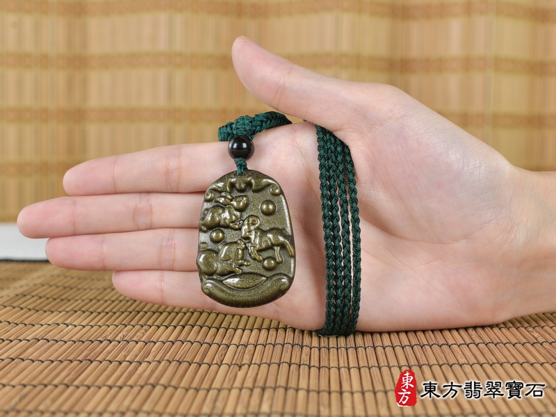 大小-金曜石生肖兔、羊、豬三合貴人項鍊玉珮（生肖屬兔、羊、豬，最適合配戴三合貴人項鍊，兔、羊、豬：金曜石生肖兔、羊、豬玉珮、金曜石生肖兔、羊、豬玉墜、兔、羊、豬十二生肖項鍊）。金曜石兔、羊、豬，ZH235。客製化訂做各種金曜石生肖兔、羊、豬吊墜玉珮項鍊。★附東方翡翠寶石保證卡