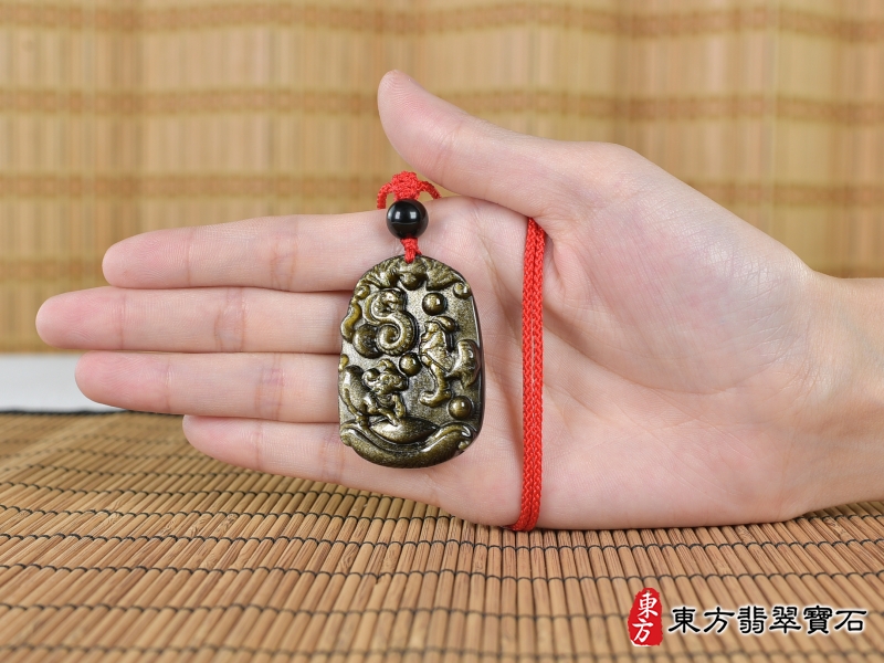 大小-金曜石生肖蛇、雞、牛三合貴人項鍊玉珮（生肖屬蛇、雞、牛，最適合配戴三合貴人項鍊，蛇、雞、牛：金曜石生肖蛇、雞、牛玉珮、金曜石生肖蛇、雞、牛玉墜、蛇、雞、牛十二生肖項鍊）。金曜石蛇、雞、牛，ZH240。客製化訂做各種金曜石生肖蛇、雞、牛吊墜玉珮項鍊。★附東方翡翠寶石保證卡