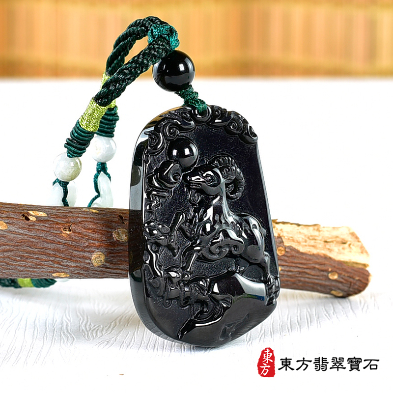 左側金曜石羊項鍊玉珮（羊眉吐氣、洋洋如意：羊牌金曜石羊玉珮、金曜石羊玉墜、羊十二生肖項鍊）。金曜石羊，GO059。客製化訂做各種金曜石羊吊墜玉珮項鍊。★附東方翡翠寶石保證卡