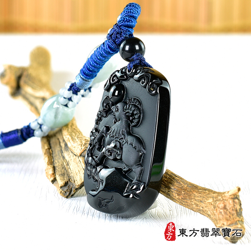 右側黑曜石羊項鍊玉珮（羊眉吐氣、洋洋如意：羊牌黑曜石羊玉珮、黑曜石羊玉墜、羊十二生肖項鍊）。黑曜石羊，GO061。客製化訂做各種黑曜石羊吊墜玉珮項鍊。★附東方翡翠寶石保證卡