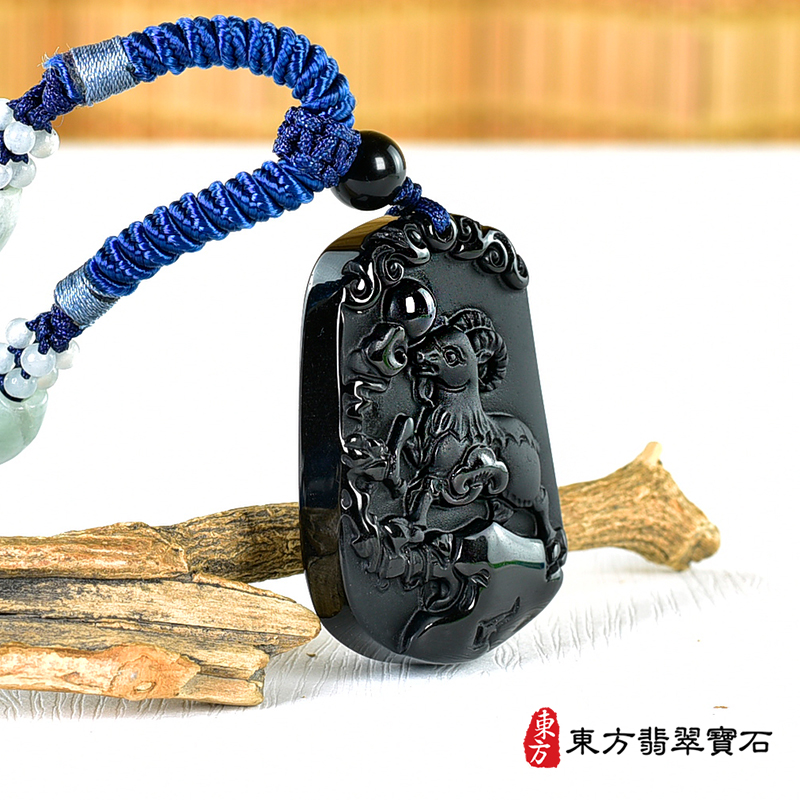左側黑曜石羊項鍊玉珮（羊眉吐氣、洋洋如意：羊牌黑曜石羊玉珮、黑曜石羊玉墜、羊十二生肖項鍊）。黑曜石羊，GO061。客製化訂做各種黑曜石羊吊墜玉珮項鍊。★附東方翡翠寶石保證卡