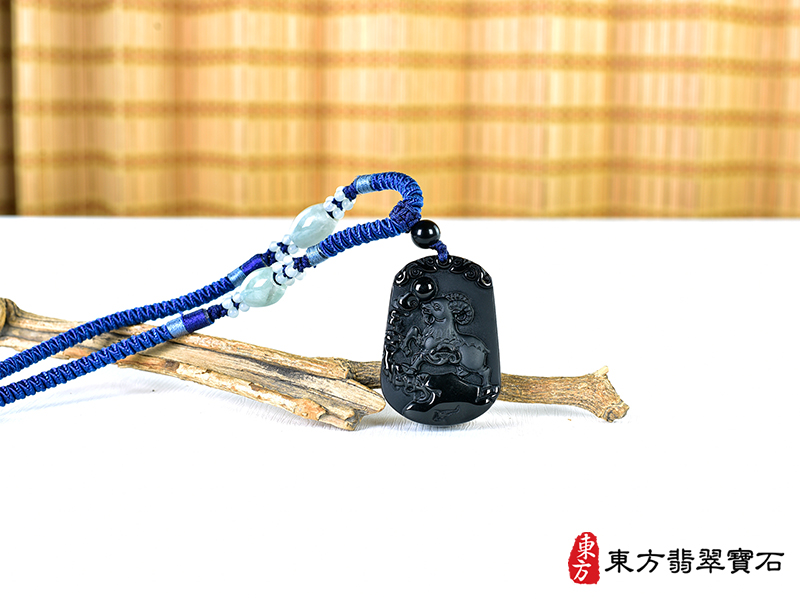 情境黑曜石羊項鍊玉珮（羊眉吐氣、洋洋如意：羊牌黑曜石羊玉珮、黑曜石羊玉墜、羊十二生肖項鍊）。黑曜石羊，GO061。客製化訂做各種黑曜石羊吊墜玉珮項鍊。★附東方翡翠寶石保證卡