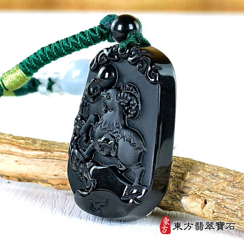 右側黑曜石羊項鍊玉珮（羊眉吐氣、洋洋如意：羊牌黑曜石羊玉珮、黑曜石羊玉墜、羊十二生肖項鍊）。黑曜石羊，GO062。客製化訂做各種黑曜石羊吊墜玉珮項鍊。★附東方翡翠寶石保證卡