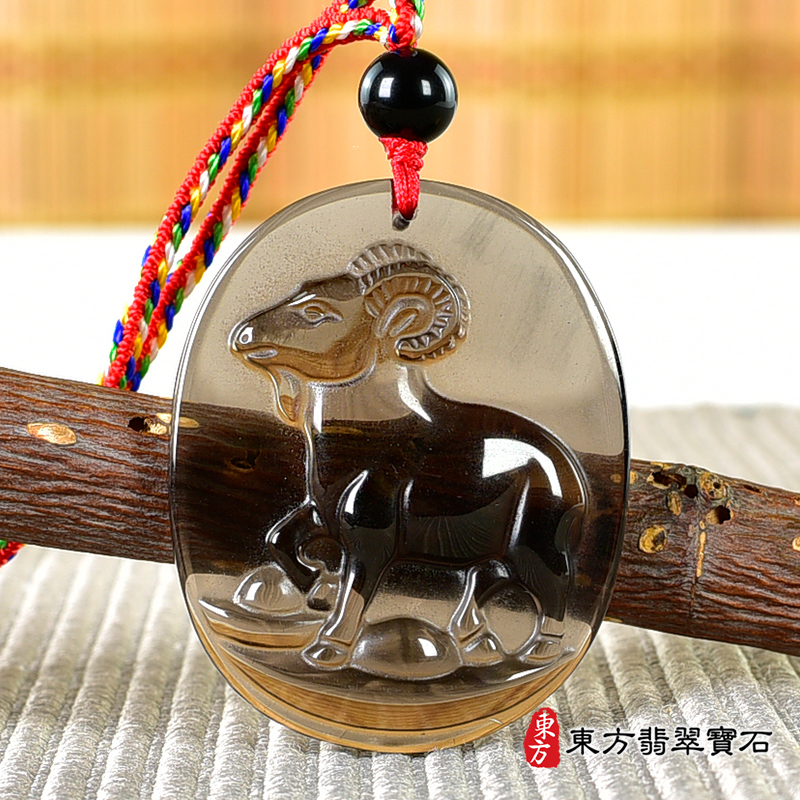 正面黑曜石羊項鍊玉珮（羊眉吐氣、洋洋如意：羊牌黑曜石羊玉珮、黑曜石羊玉墜、羊十二生肖項鍊）。黑曜石羊，GO064。客製化訂做各種黑曜石羊吊墜玉珮項鍊。★附東方翡翠寶石保證卡