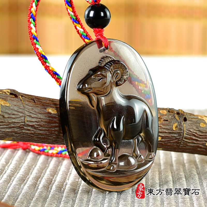 左側黑曜石羊項鍊玉珮（羊眉吐氣、洋洋如意：羊牌黑曜石羊玉珮、黑曜石羊玉墜、羊十二生肖項鍊）。黑曜石羊，GO064。客製化訂做各種黑曜石羊吊墜玉珮項鍊。★附東方翡翠寶石保證卡