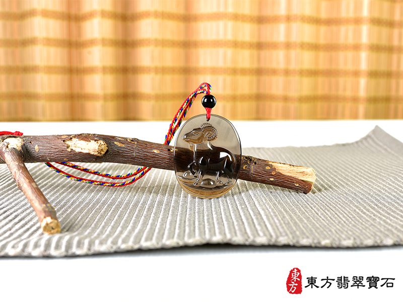 情境黑曜石羊項鍊玉珮（羊眉吐氣、洋洋如意：羊牌黑曜石羊玉珮、黑曜石羊玉墜、羊十二生肖項鍊）。黑曜石羊，GO064。客製化訂做各種黑曜石羊吊墜玉珮項鍊。★附東方翡翠寶石保證卡