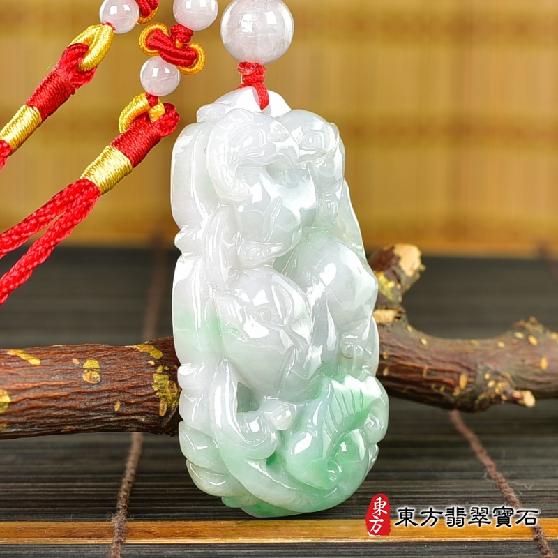 左側-翡翠生肖兔三合六合貴人項鍊玉珮（生肖屬兔，最適合配戴三合六合貴人項鍊，羊豬狗：兔牌A貨翡翠生肖兔玉珮、緬甸玉生肖兔玉墜、兔十二生肖項鍊）。ZH256。客製化訂做各種翡翠生肖兔吊墜玉珮項鍊。★附A貨翡翠雙證書