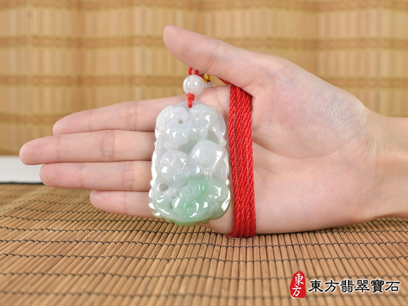 大小-翡翠生肖兔三合六合貴人項鍊玉珮（生肖屬兔，最適合配戴三合六合貴人項鍊，羊豬狗：兔牌A貨翡翠生肖兔玉珮、緬甸玉生肖兔玉墜、兔十二生肖項鍊）。ZH256。客製化訂做各種翡翠生肖兔吊墜玉珮項鍊。★附A貨翡翠雙證書