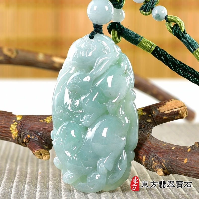 右側-翡翠生肖羊三合六合貴人項鍊玉珮（生肖屬羊，最適合配戴三合六合貴人項鍊，兔豬馬：羊牌A貨翡翠生肖羊玉珮、緬甸玉生肖羊玉墜、羊十二生肖項鍊）。ZH257。客製化訂做各種翡翠生肖羊吊墜玉珮項鍊。★附A貨翡翠雙證書