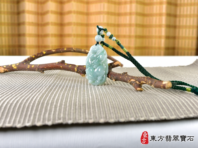 意境-翡翠生肖羊三合六合貴人項鍊玉珮（生肖屬羊，最適合配戴三合六合貴人項鍊，兔豬馬：羊牌A貨翡翠生肖羊玉珮、緬甸玉生肖羊玉墜、羊十二生肖項鍊）。ZH257。客製化訂做各種翡翠生肖羊吊墜玉珮項鍊。★附A貨翡翠雙證書