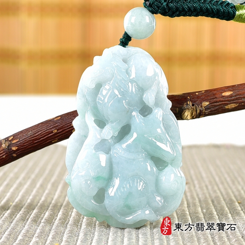 正面-翡翠生肖豬三合六合貴人項鍊玉珮（生肖屬豬，最適合配戴三合六合貴人項鍊，兔羊虎：豬牌A貨翡翠生肖豬玉珮、緬甸玉生肖豬玉墜、豬十二生肖項鍊）。ZH259。客製化訂做各種翡翠生肖豬吊墜玉珮項鍊。★附A貨翡翠雙證書