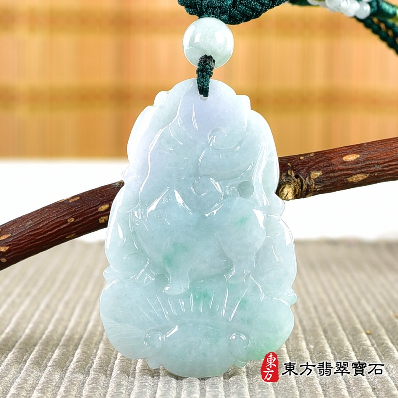 背面-翡翠生肖豬三合六合貴人項鍊玉珮（生肖屬豬，最適合配戴三合六合貴人項鍊，兔羊虎：豬牌A貨翡翠生肖豬玉珮、緬甸玉生肖豬玉墜、豬十二生肖項鍊）。ZH259。客製化訂做各種翡翠生肖豬吊墜玉珮項鍊。★附A貨翡翠雙證書