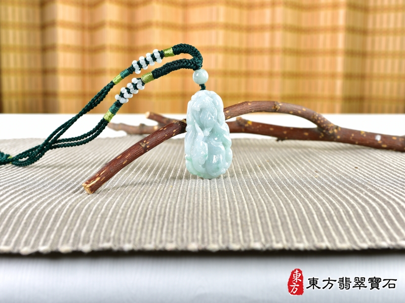 意境-翡翠生肖豬三合六合貴人項鍊玉珮（生肖屬豬，最適合配戴三合六合貴人項鍊，兔羊虎：豬牌A貨翡翠生肖豬玉珮、緬甸玉生肖豬玉墜、豬十二生肖項鍊）。ZH259。客製化訂做各種翡翠生肖豬吊墜玉珮項鍊。★附A貨翡翠雙證書