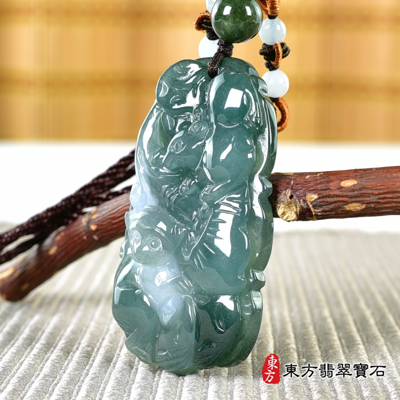 右側-翡翠生肖龍三合六合貴人項鍊玉珮（生肖屬龍，最適合配戴三合六合貴人項鍊，鼠猴雞：龍牌A貨翡翠生肖龍玉珮、緬甸玉生肖龍玉墜、龍十二生肖項鍊）。ZH260。客製化訂做各種翡翠生肖龍吊墜玉珮項鍊。★附A貨翡翠雙證書