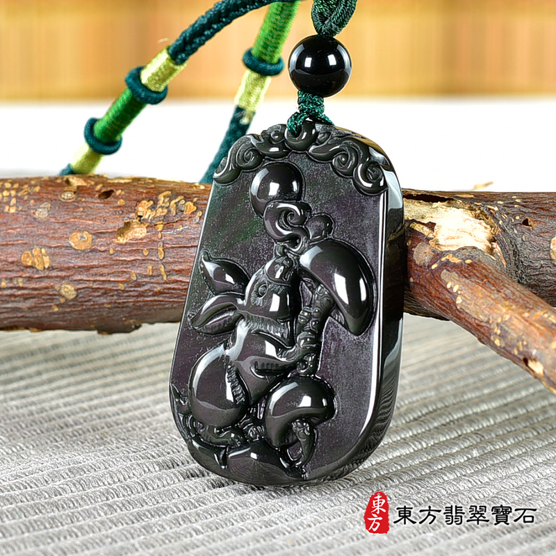 右側金曜石兔項鍊玉珮（招財如意兔：兔牌金曜石兔玉珮、金曜石兔玉墜、兔十二生肖項鍊）。金曜石兔，RB079。客製化訂做各種金曜石兔吊墜玉珮項鍊。★附東方翡翠寶石保證卡
