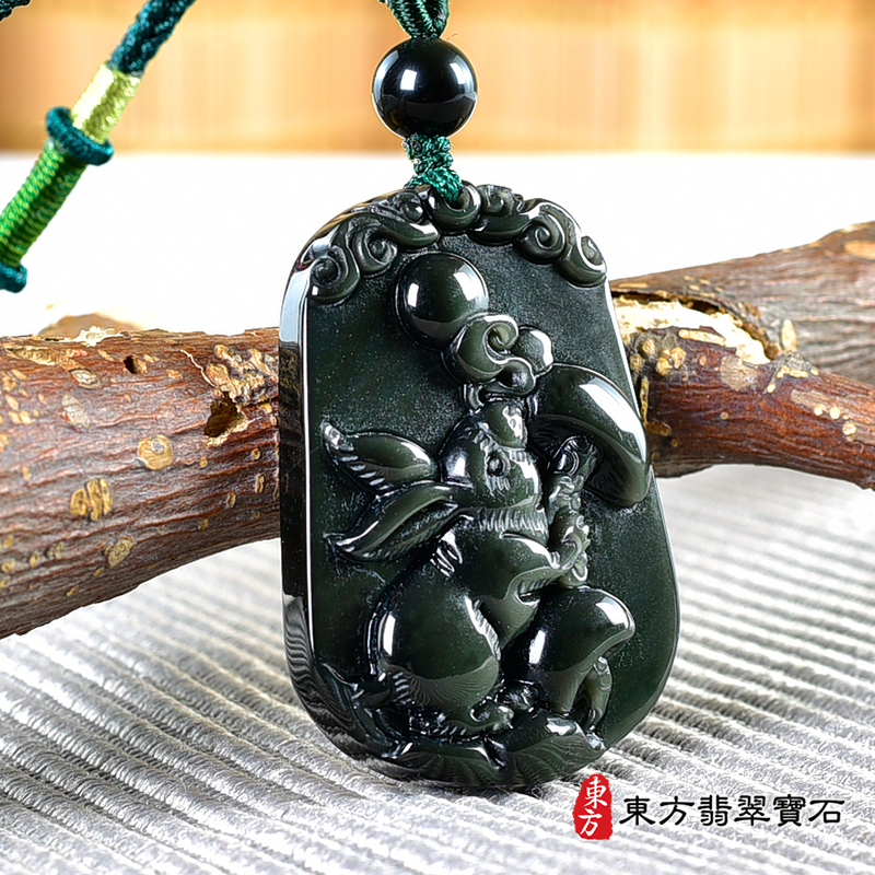 左側金曜石兔項鍊玉珮（招財如意兔：兔牌金曜石兔玉珮、金曜石兔玉墜、兔十二生肖項鍊）。金曜石兔，RB079。客製化訂做各種金曜石兔吊墜玉珮項鍊。★附東方翡翠寶石保證卡