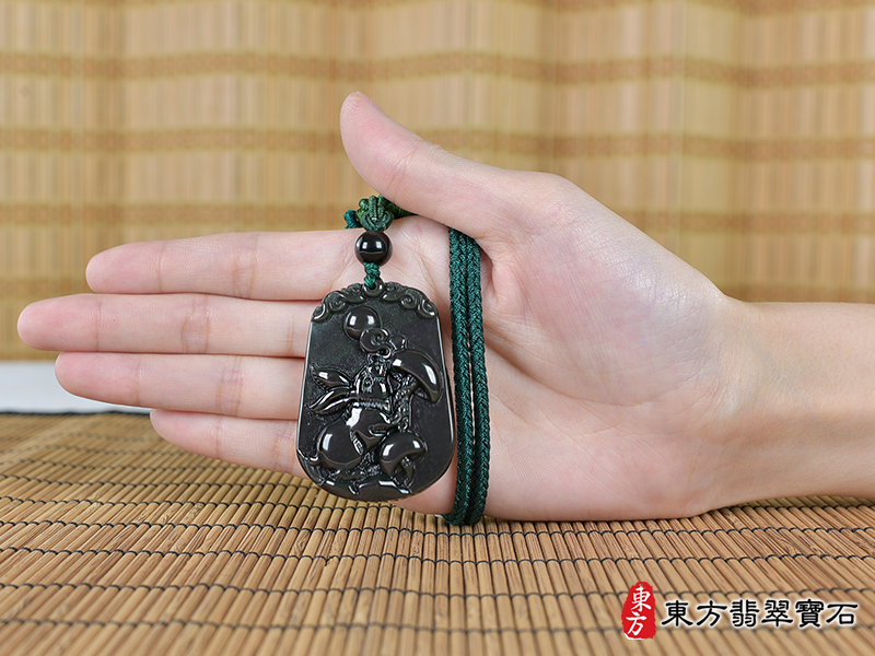 大小金曜石兔項鍊玉珮（招財如意兔：兔牌金曜石兔玉珮、金曜石兔玉墜、兔十二生肖項鍊）。金曜石兔，RB079。客製化訂做各種金曜石兔吊墜玉珮項鍊。★附東方翡翠寶石保證卡