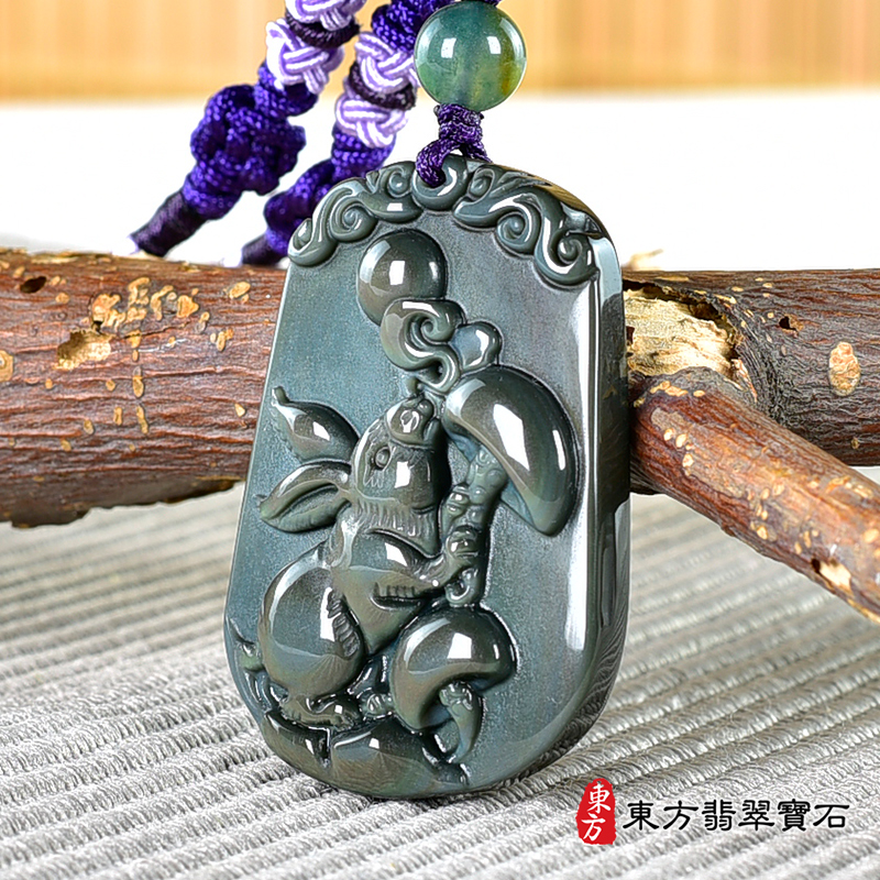 右側金曜石兔項鍊玉珮（招財如意兔：兔牌金曜石兔玉珮、金曜石兔玉墜、兔十二生肖項鍊）。金曜石兔，RB080。客製化訂做各種金曜石兔吊墜玉珮項鍊。★附東方翡翠寶石保證卡