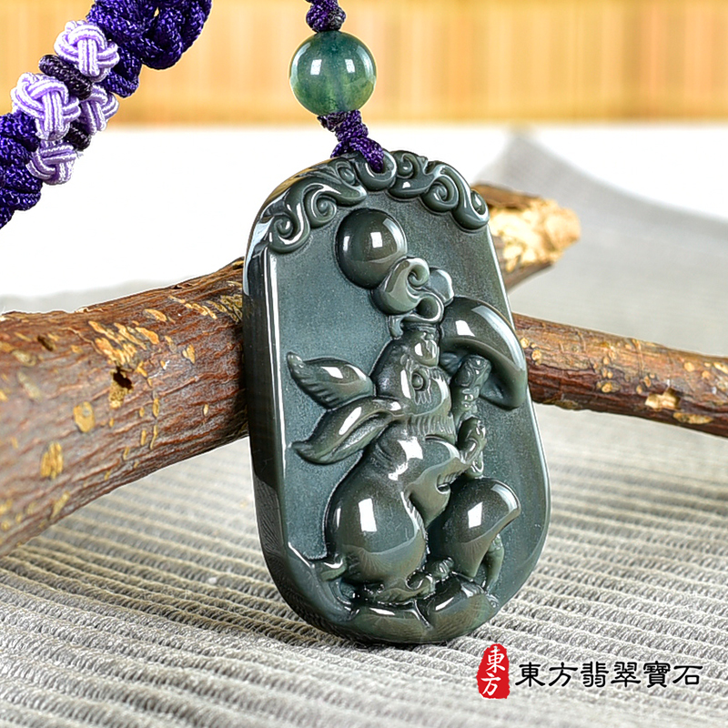 左側金曜石兔項鍊玉珮（招財如意兔：兔牌金曜石兔玉珮、金曜石兔玉墜、兔十二生肖項鍊）。金曜石兔，RB080。客製化訂做各種金曜石兔吊墜玉珮項鍊。★附東方翡翠寶石保證卡