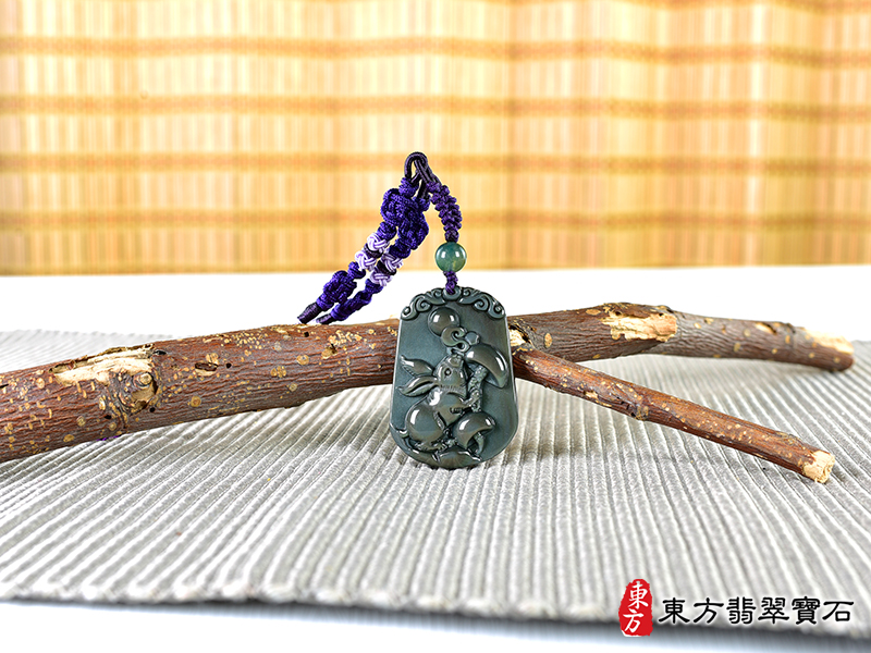 情境金曜石兔項鍊玉珮（招財如意兔：兔牌金曜石兔玉珮、金曜石兔玉墜、兔十二生肖項鍊）。金曜石兔，RB080。客製化訂做各種金曜石兔吊墜玉珮項鍊。★附東方翡翠寶石保證卡