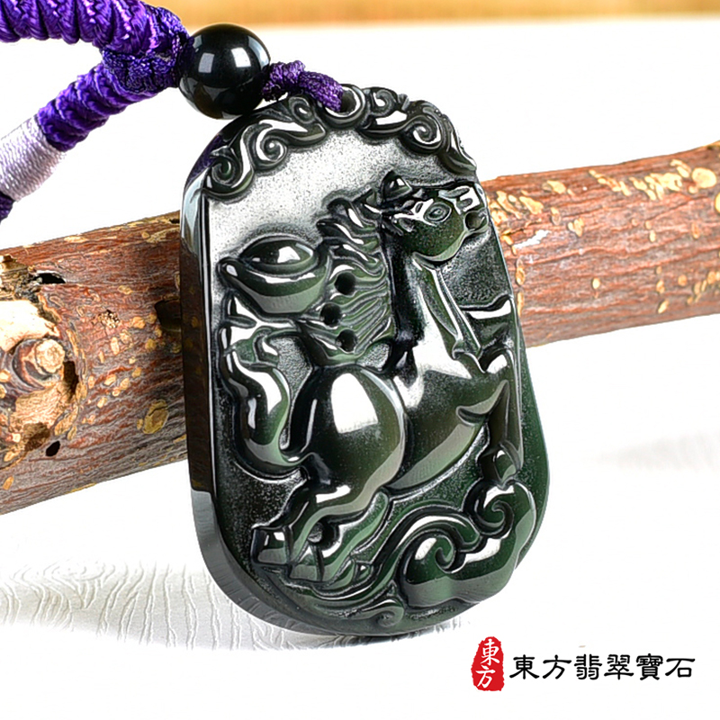 左側金曜石馬項鍊玉珮（馬到成功：馬牌金曜石馬玉珮、金曜石馬玉墜、馬十二生肖項鍊）。金曜石馬，HO070。客製化訂做各種金曜石馬吊墜玉珮項鍊。★附東方翡翠寶石保證卡