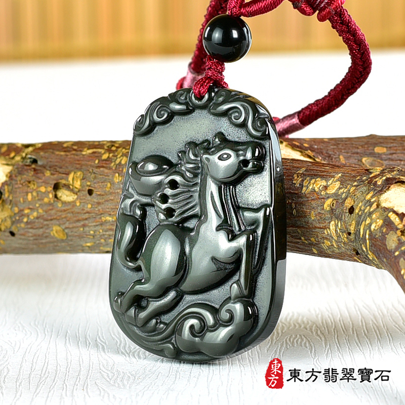右側金曜石馬項鍊玉珮（馬到成功：馬牌金曜石馬玉珮、金曜石馬玉墜、馬十二生肖項鍊）。金曜石馬，HO071。客製化訂做各種金曜石馬吊墜玉珮項鍊。★附東方翡翠寶石保證卡