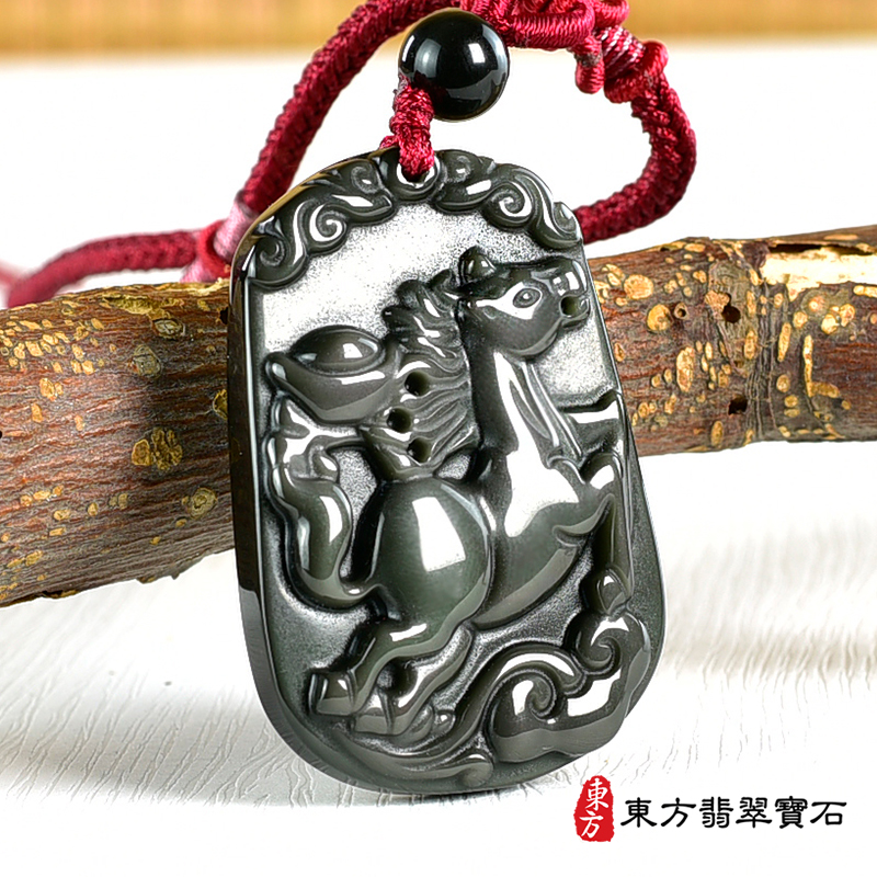 左側金曜石馬項鍊玉珮（馬到成功：馬牌金曜石馬玉珮、金曜石馬玉墜、馬十二生肖項鍊）。金曜石馬，HO071。客製化訂做各種金曜石馬吊墜玉珮項鍊。★附東方翡翠寶石保證卡