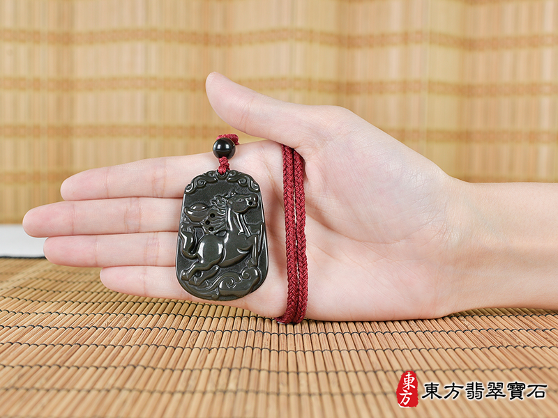 大小金曜石馬項鍊玉珮（馬到成功：馬牌金曜石馬玉珮、金曜石馬玉墜、馬十二生肖項鍊）。金曜石馬，HO071。客製化訂做各種金曜石馬吊墜玉珮項鍊。★附東方翡翠寶石保證卡