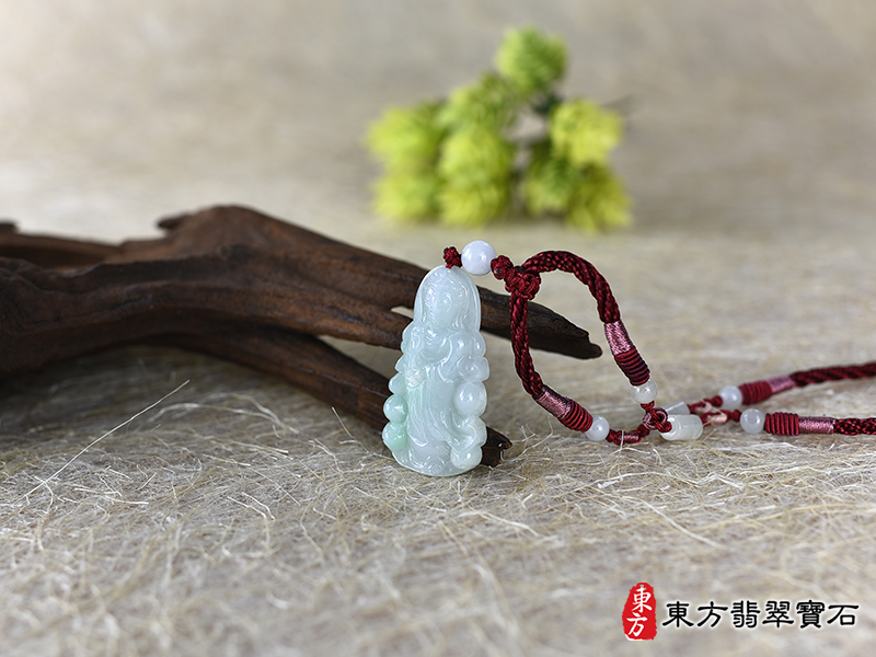 意境翡翠觀世音菩薩項鍊玉珮（觀世音菩薩、寶瓶觀音：觀世音菩薩牌A貨翡翠觀世音菩薩玉珮、緬甸玉觀世音菩薩玉墜）。淡綠色糯種觀世音菩薩，GY1791。客製化訂做各種翡翠觀世音菩薩吊墜玉珮項鍊。★附A貨翡翠雙證書