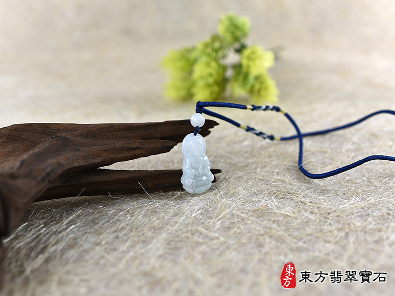意境翡翠觀世音菩薩項鍊玉珮（觀世音菩薩、寶瓶觀音：觀世音菩薩牌A貨翡翠觀世音菩薩玉珮、緬甸玉觀世音菩薩玉墜）。淡綠色糯種觀世音菩薩，GY1793。客製化訂做各種翡翠觀世音菩薩吊墜玉珮項鍊。★附A貨翡翠雙證書