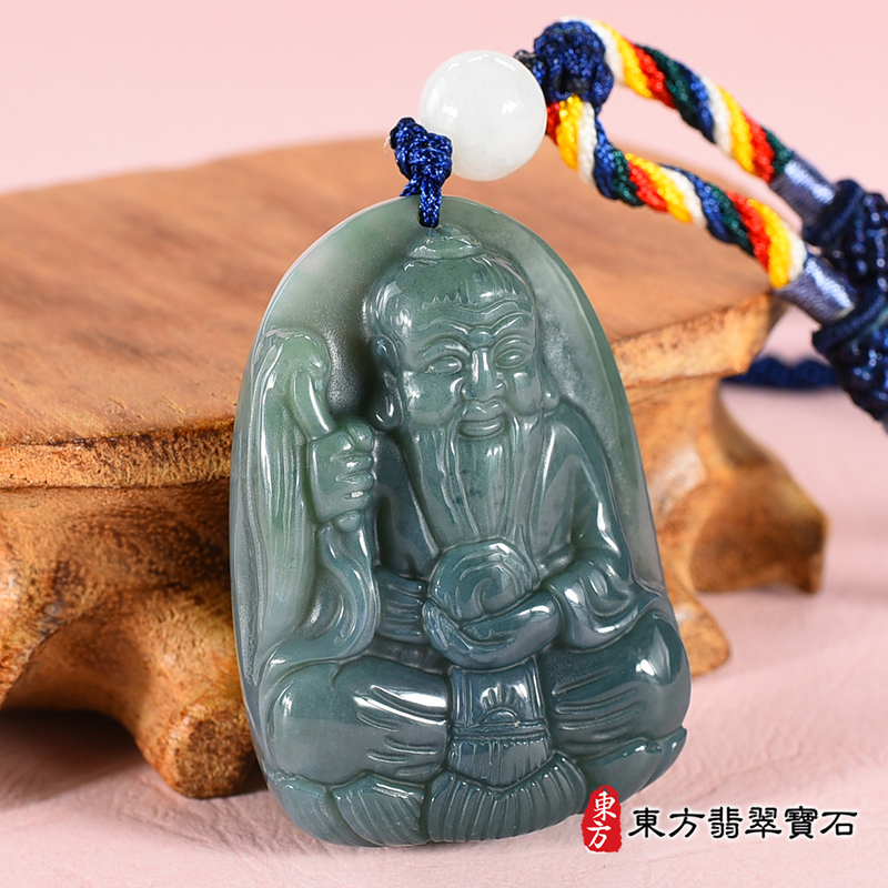 左側水草玉鬼谷子項鍊玉珮（王禪老祖：鬼谷子牌A貨水草玉鬼谷子玉珮、緬甸玉鬼谷子玉墜）。水草玉鬼谷子，KN219。客製化訂做各種水草玉鬼谷子吊墜玉珮項鍊。★附A貨翡翠雙證書