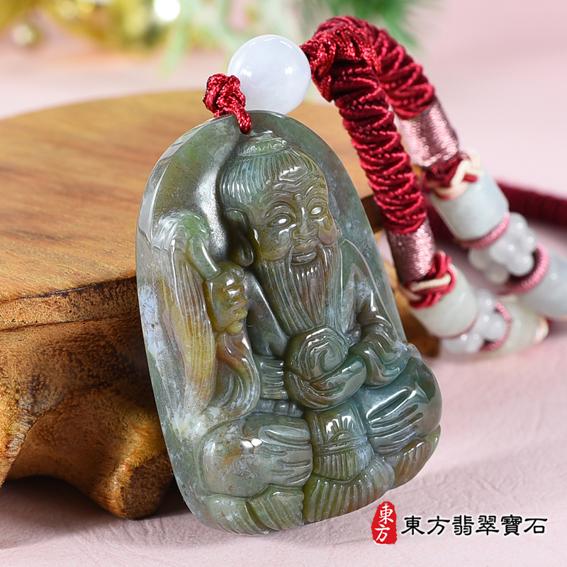 左側水草玉鬼谷子項鍊玉珮（王禪老祖：鬼谷子牌A貨水草玉鬼谷子玉珮、緬甸玉鬼谷子玉墜）。水草玉鬼谷子，KN220。客製化訂做各種水草玉鬼谷子吊墜玉珮項鍊。★附A貨翡翠雙證書