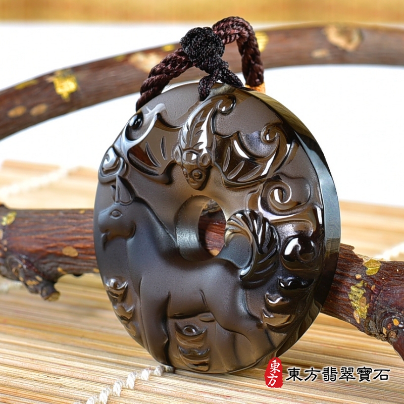 右側-黑曜石狗項鍊玉珮（狗來富貴：狗牌黑曜石狗玉珮、黑曜石狗玉墜、狗十二生肖項鍊）。黑曜石狗，DO045。客製化訂做各種黑曜石狗吊墜玉珮項鍊。★附東方翡翠寶石保證卡
