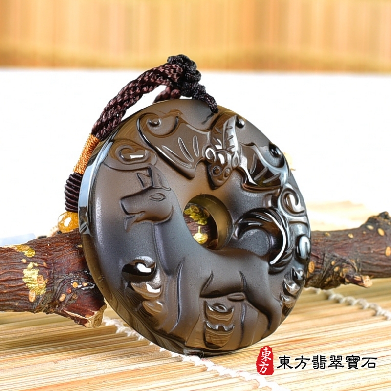 左側-黑曜石狗項鍊玉珮（狗來富貴：狗牌黑曜石狗玉珮、黑曜石狗玉墜、狗十二生肖項鍊）。黑曜石狗，DO045。客製化訂做各種黑曜石狗吊墜玉珮項鍊。★附東方翡翠寶石保證卡