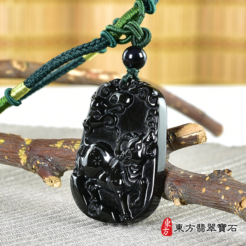 右側金曜石牛項鍊玉珮（牛運亨通：牛牌金曜石牛玉珮、金曜石牛玉墜、牛十二生肖項鍊）。金曜石牛，CO050。客製化訂做各種金曜石牛吊墜玉珮項鍊。★附東方翡翠寶石保證卡