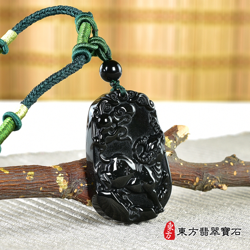 左側金曜石牛項鍊玉珮（牛運亨通：牛牌金曜石牛玉珮、金曜石牛玉墜、牛十二生肖項鍊）。金曜石牛，CO050。客製化訂做各種金曜石牛吊墜玉珮項鍊。★附東方翡翠寶石保證卡