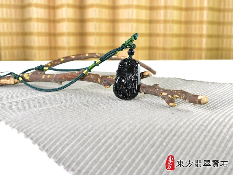 意境金曜石牛項鍊玉珮（牛運亨通：牛牌金曜石牛玉珮、金曜石牛玉墜、牛十二生肖項鍊）。金曜石牛，CO050。客製化訂做各種金曜石牛吊墜玉珮項鍊。★附東方翡翠寶石保證卡