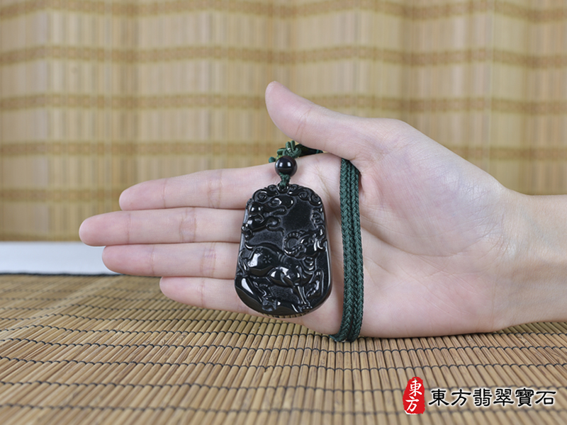 大小金曜石牛項鍊玉珮（牛運亨通：牛牌金曜石牛玉珮、金曜石牛玉墜、牛十二生肖項鍊）。金曜石牛，CO050。客製化訂做各種金曜石牛吊墜玉珮項鍊。★附東方翡翠寶石保證卡