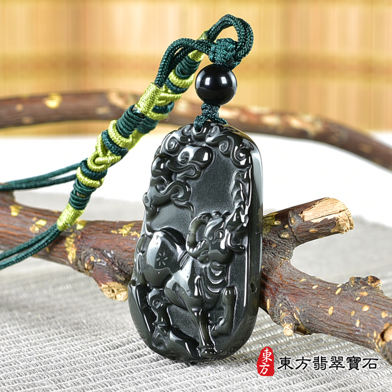 右側金曜石牛項鍊玉珮（牛運亨通：牛牌金曜石牛玉珮、金曜石牛玉墜、牛十二生肖項鍊）。金曜石牛，CO051。客製化訂做各種金曜石牛吊墜玉珮項鍊。★附東方翡翠寶石保證卡