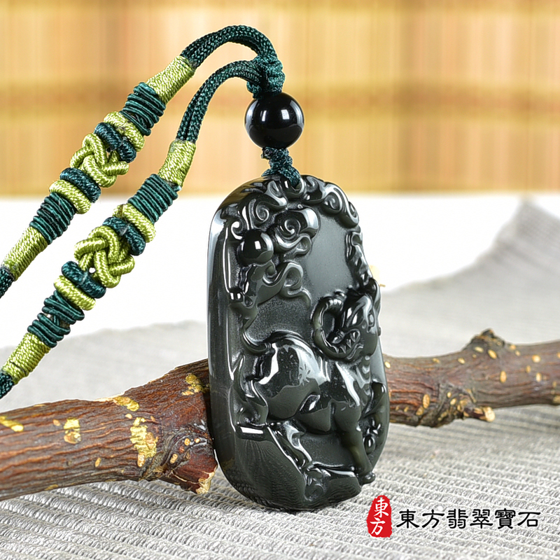 左側金曜石牛項鍊玉珮（牛運亨通：牛牌金曜石牛玉珮、金曜石牛玉墜、牛十二生肖項鍊）。金曜石牛，CO051。客製化訂做各種金曜石牛吊墜玉珮項鍊。★附東方翡翠寶石保證卡